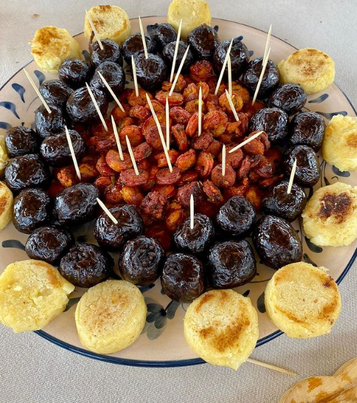 Plato de morcilla con arepas y chorizo